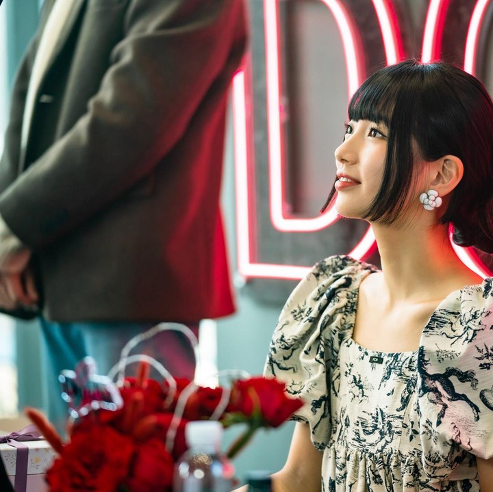 <p>Di <em>still cut</em> terakhir ini, Bae Suzy sedang tersenyum dengan penuh keanggunan dan sopan santun kepada pria di hadapannya. Sepertinya Lee Doo-na sedang melakukan <em>meet-and-greet</em>, ya? Soalnya, pakaian dan senyumnya elegan sekali! (Foto: Instagram @netflixkr)</p>