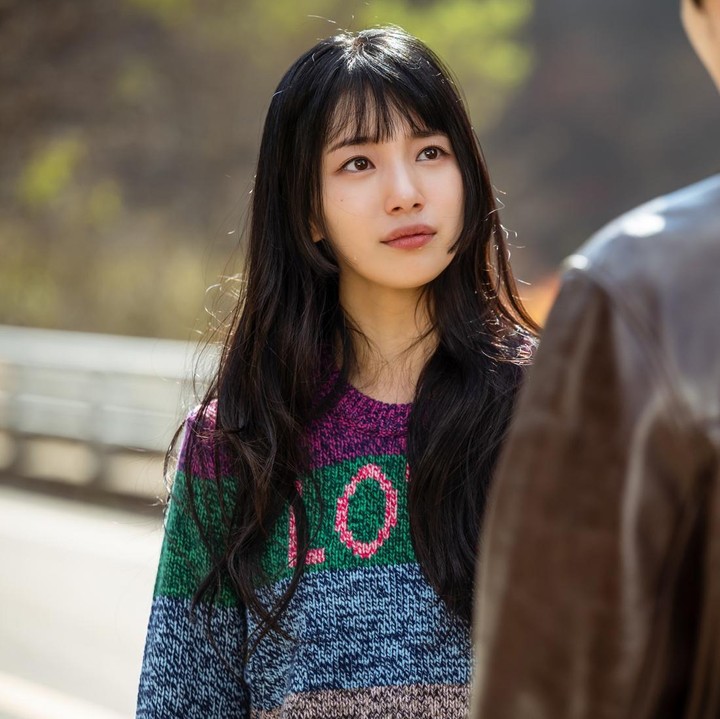 <p>Kalau di <em>still cut</em> ini, Bae Suzy kelihatan tersenyum penuh haru mendengarkan Yang Se-jong berbicara kepadanya. Keduanya juga tampak sedang berjalan santai bersama. Ucapan apa ya yang Lee Doo-na dengar dari mulut Lee Won-jun? (Foto: Instagram @netflixkr)</p>