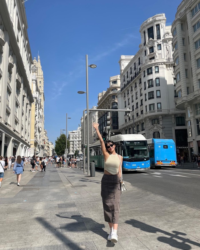 Yujin IVE juga tak kalah menawan dengan knit crop top yang dipadukan dengan rok jeans. Ia terlihat manis dan anggun tanpa mengurangi kesan trendy./ Foto: instagram.com/_yujin_an