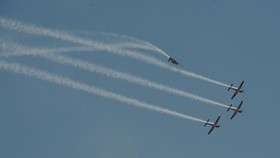 2 Pesawat Aerobatik Senggolan Saat Akrobat, 1 Pilot Tewas