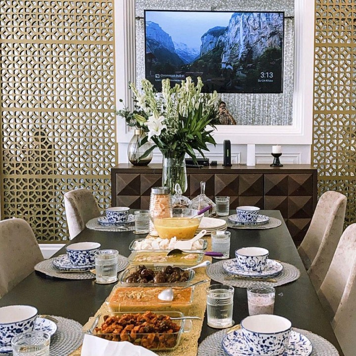 <p>Inspirasi selanjutnya dari rumah pesinetron Alisia Rininta. Di rumah dengan desain elegan dan aesthetic nih, Bunda. Berikut ini potret ruang makan keluarganya, Bunda. (Foto: Instagram @alisiarininta22)</p>