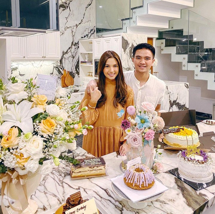 <p>Berikut potret Alisia di pojok rumah lain bersama sang suami saat merayakan ulang tahun, Bunda. Bertema warna dominan putih dan hitam, ruangan tampak <em>aesthetic,</em> bukan?(Foto: Instagram @alisiarininta22)<br /><br /><br /></p>