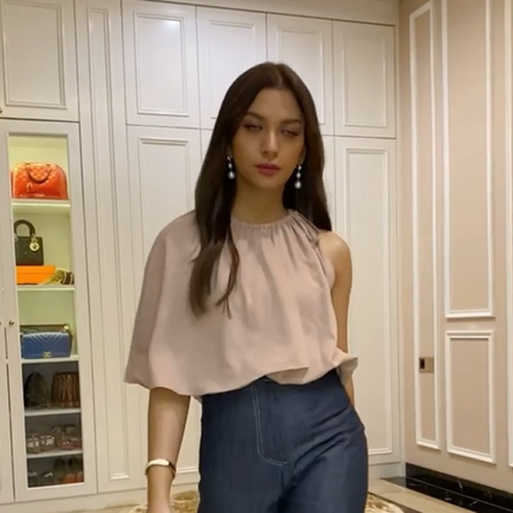 <p>Dalam beberapa potret, rumah Alisia terlihat mewah sekaligus elegan, nih. Bagaimana menurut pendapat Bunda?(Foto: Instagram @alisiarininta22)<br /><br /><br /></p>