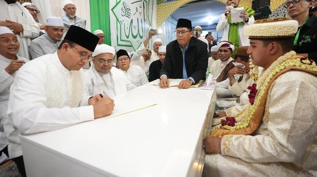 Eks Gubernur DKI Jakarta Anies Baswedan dan Politikus PKS Salim Segaf Al-Jufri menghadiri pernikahan putri ke-7 Rizieq Shihab nan digelar, Minggu (7/7).