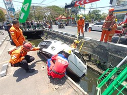 Ayla Nyemplung Kali Surabaya Gegara Pengemudi Silau Pantulan Cahaya