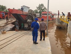 Truk Molen Jatuh ke Sungai di Barito Kuala gegara Gagal Nanjak di Dermaga