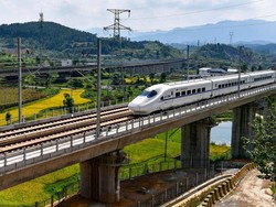 China Luncurkan Jalur Kereta Super Cepat Lintas Laut Pertama