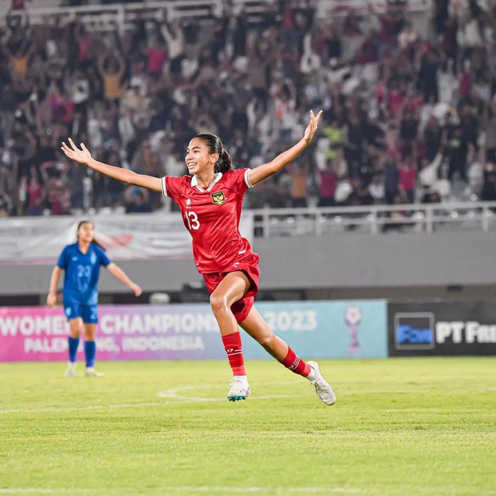 <p>Ia menjadi sorotan usai berhasil mencetak gol dan membawa Tim Nasional Indonesia Putri U-19 ke babak semifinal Piala AFF Wanita U-19 2023 yang berlangsung di Palembang, Sumatera Selatan, beberapa waktu lalu. (Foto: Instagram@c.a.scheunemann)</p>