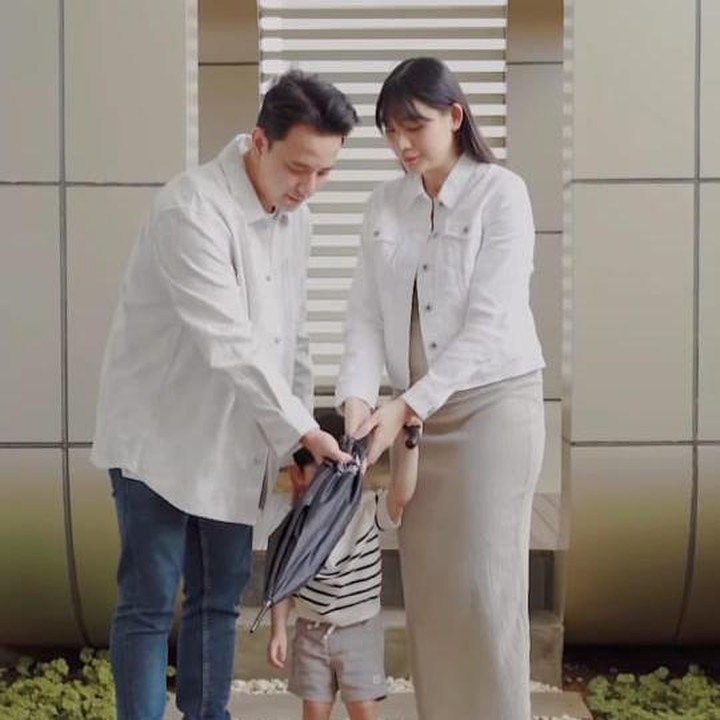 <p>Belum lama ini, keduanya juga membagikan momen <em>gender reveal </em>anak keduanya. Momen tersebut dibagikan Billy dan Patricia melalui sebuah video yang menampilkan Billy, Patricia, dan Pierce yang sedang menggenggam payung berwarna hitam berisi warna yang melambangkan jenis kelamin anak keduanya. (Foto: Instagram@billydavidson_)</p>