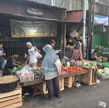 Sibuknya Penjual di Pasar Jelang Perayaan Idul Fitri 2024