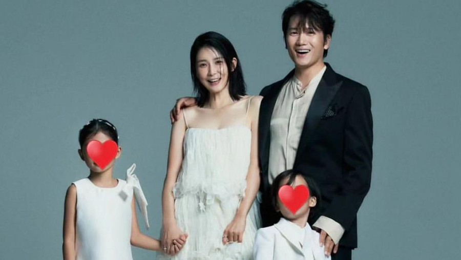 Ji Sung dan Lee Bo Young Pamer Foto Bak Keluarga Cemara