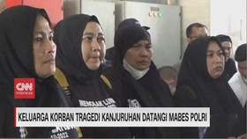 VIDEO: Keluarga Korban Tragedi Kanjuruhan Datangi Mabes Polri