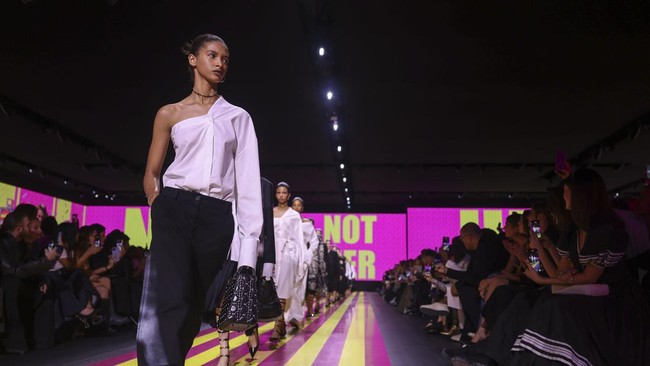 FOTO: Pesan Maria Grazia di Koleksi Musim Panas 2024 Dior