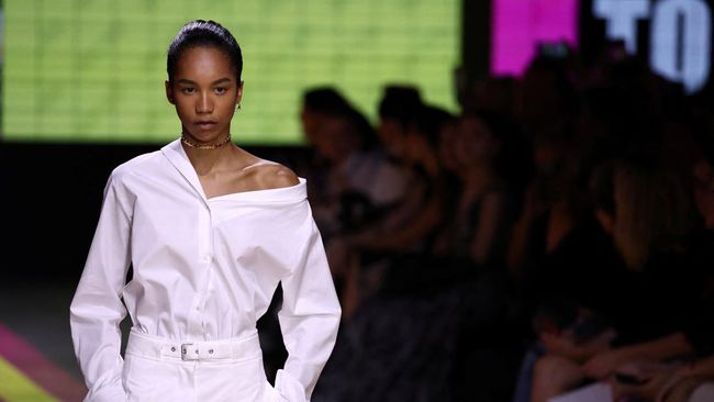 Untuk koleksi musim panas 2024 Christian Dior, Maria Grazia mencoba menggali kekuatan feminitas, dengan siluet-siluet khas miliknya.