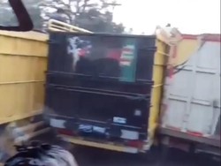 Horor Macet 4 Baris Truk Dempet di Jalan Lintas Batanghari