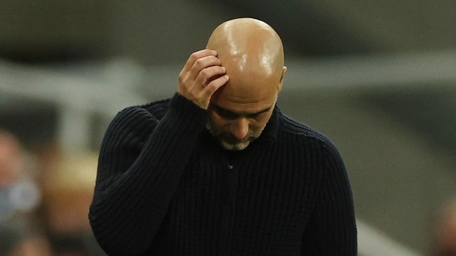 Pelatih Manchester City, Pep Guardiola tak bisa menentukan pilihan soal pemain yang layak memenangkan Ballon d'Or musim ini, Erling Haaland atau Lionel Messi.