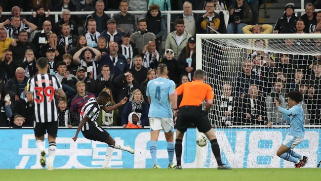 Newcastle United lolos ke babak 16 besar Piala Liga Inggris usai menyingkirkan Manchester City di Stadion St. James' Park, Kamis (28/9) dini hari WIB.