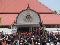 Serunya Rayahan Gunungan Garebeg Mulud Keraton Jogja
