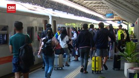VIDEO: Libur Maulid Nabi, Penumpang Kereta Di Stasiun Gubeng Naik 35 %