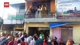 VIDEO: Peringati Maulid Nabi, Warga Surabaya Tebar Uang dari Atas Ruma