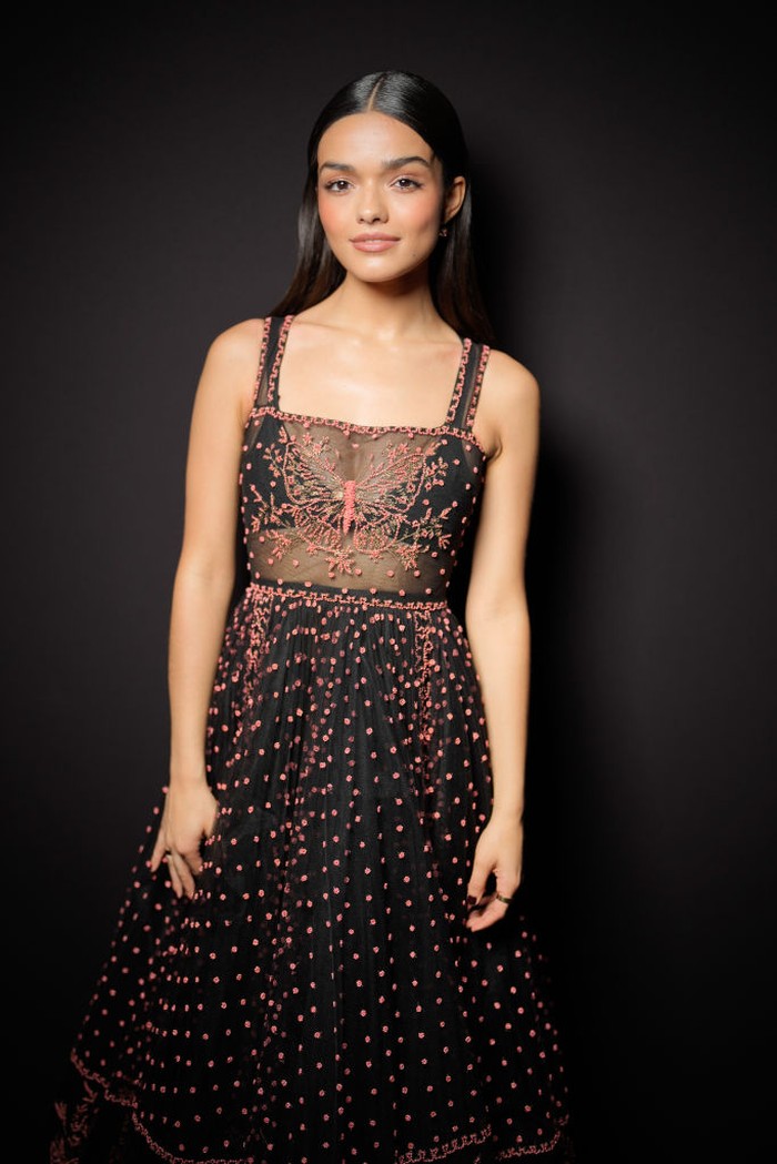 Rachel Zegler bergabung dengan Jennifer Lawrence di front row Dior. Signature cutting dress Dior berwarna hitam membuat tampilannya terlihat anggun dan berkelas/Foto: WWD via Getty Images/WWD