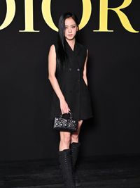 10 Outfit Ikonik Yang Pernah Dipakai Selebriti Di Fashion Week