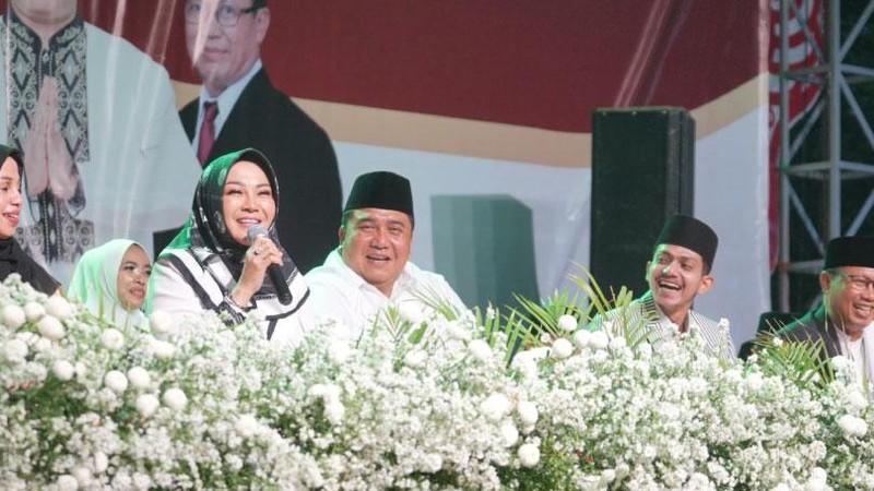 Ribuan warga memadati Alun-alun Klaten untuk mengikuti Klaten Berdzikir dan Bersholawat (KBBS), Rabu (28/9).