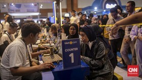 FOTO: Antrean Mengular Berburu Tiket Promo KAI