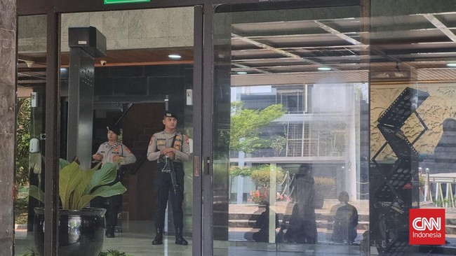 KPK membantah telah membawa seseorang saat menggeledah Gedung Kantor A Kementerian Pertanian (Kementan).