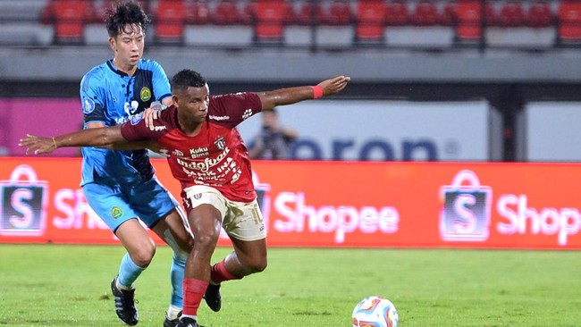 Bali United melesat ke posisi kedua usai mengalahkan Madura United 2-1 pada lanjutan Liga 1 di Stadion Gelora Bangkalan, Kamis (23/11).