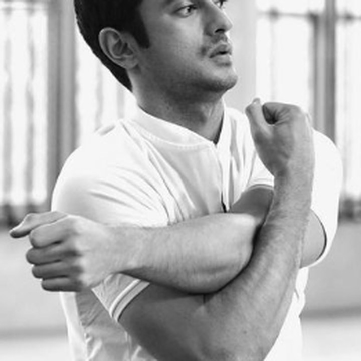 <p>Kepiawaiannya berperan membuat Omar kebanjiran tawaran akting. Baru-baru ini, Omar Daniel beradu peran kembali pada series di salah satu platform film online, lho. Aktingnya tak perlu diragukan lagi, Bunda. (Foto: Instagram @omardaniel_)</p>