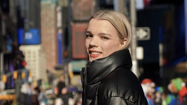 Ajang Miss Zimbabwe menuai kontroversi setelah dimenangkan oleh warga kulit putih Brooke Bruk-Jackson. Pemenang dianggap tidak merepresentasikan Zimbabwe.