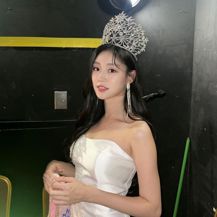 <p>Pertama ada Choi Seu Eun yang menjadi pemenang Miss Korea 2021. Melansir laman <em>News Dictionary,</em> perempuan ini dinobatkan sebagai perempuan ke-65 yang mendapatkan penghargaan bergengsi tersebut, Bunda. (Foto: Instagram @4x4ischoi)<br /><br /><br /></p>