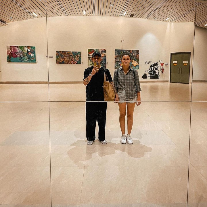 <p>Beberapa waktu yang lalu, ada isu miring yang menimpa keluarga mereka. Namun kini, tampaknya semua sudah dilewati dan hubungan mereka baik-baik saja. (Foto: Instagram @fandych dan @dahliachr)<br /><br /><br /></p>