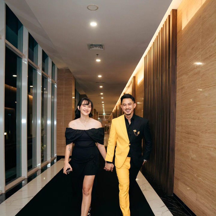 <p>Terbaru, keduanya juga hadir dan pamer kemesraan di Indonesian TV Awards 2023. Pasangan ini terlihat serasi mengenakan pakaian bertema hitam dan kuning. (Foto: Instagram @fandych)<br /><br /><br /></p>