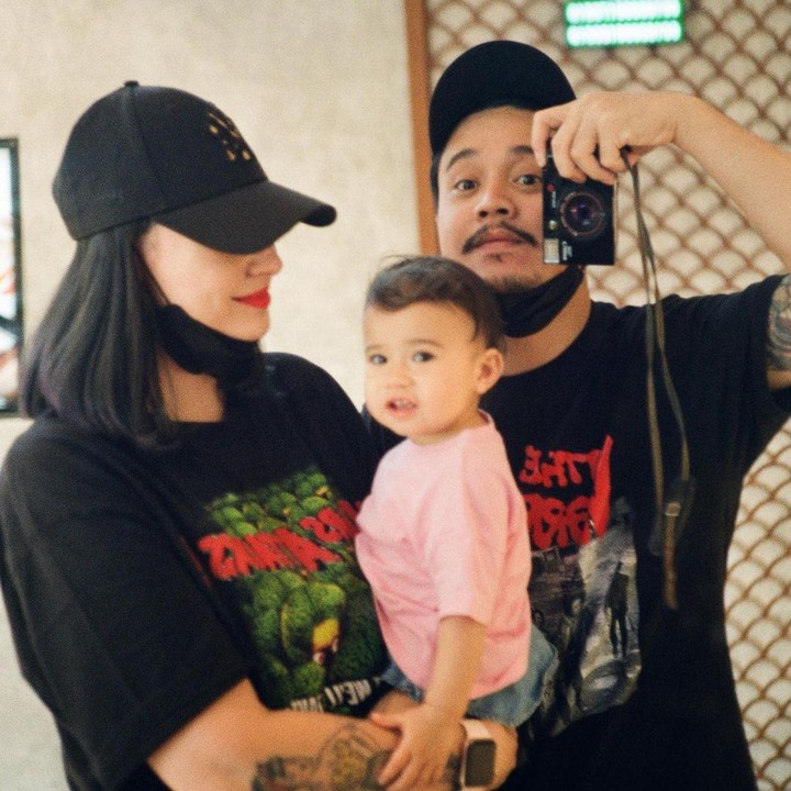 <p>Melalui media sosial, bintang film <em>Petualangan Sherina</em> ini cukup sering membagikan momen bersama anak dan istri tercinta. Dalam unggahan tersebut, keluarga ini tampak manis, Bunda. (Foto: Instagram @derbyromero)<br /><br /><br /></p>