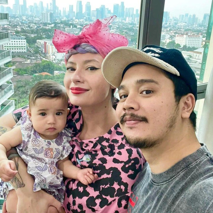 <p>Selama ini, rumah tangga Derby dikenal harmonis dan jauh dari gosip miring. Apalagi, kebahagiaan mereka semakin lengkap setelah kehadiran putri cantik bernama Millicent Mae Bea Nainggolan. (Foto: Instagram @derbyromero)<br /><br /><br /></p>