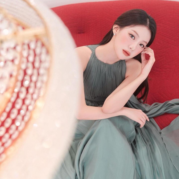 <p>Ketiga, Jeon Yeonju. Ia dinobatkan sebagai Miss Korea 2020, pencapaian ini membuat ia semakin gencar dalam dunia <em>fashion</em> lho, Bunda. (Foto: Instagram @avecqmour)<br /><br /><br /></p>