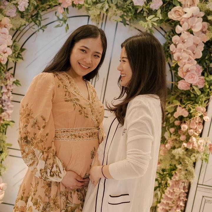 <p>Kita doakan, semoga kehamilan hingga persalinan Valencia dan Jessica Tanoesoedibjo berjalan dengan lancar, ya. (Foto: dok. Instagram @jessicatanoe)</p>