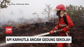 VIDEO: Karhutla Dekati Gedung Sekolah, Pemadaman Terus Dilakukan