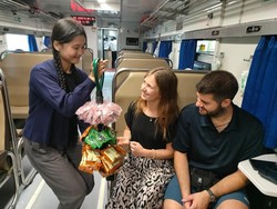 Cuma 2 Hari! KAI Hadirkan Pedagang Asongan Buat Nostalgia di Kereta