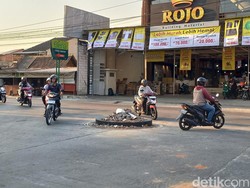 Tugu Lilin Pajang Solo Roboh Ditabrak Truk