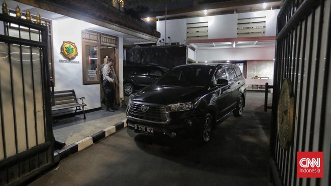 Komisi Pemberantasan Korupsi (KPK) menemukan sejumlah barang bukti dari penggeledahan rumah dinas Mentan Syahrul Yasin Limpo, salah satunya senjata api.