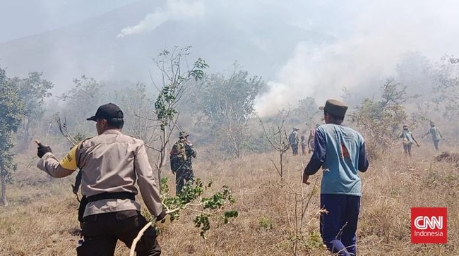 Kebakaran di lereng Gunung Agung di Kabupaten Karangasem, Bali, mulai mendekati permukiman warga, Selasa (3/10).