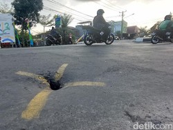 Hati-hati! Ada Lubang Tak Terlihat di Jalan Cingised