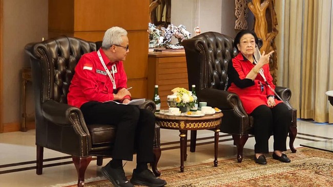 Megawati Soekarnoputri meminta respons kader soal isu Ganjar Pranowo diduetkan menjadi cawapres Prabowo Subianto di Pilpres 2024.