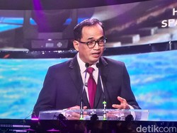 Menhub Budi Ajak Luhut Nonton Stasiun Musik: Kita Loncat-loncat