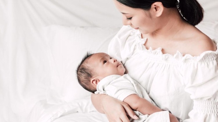 Kini tampaknya semakin banyak publik figur di luar negeri yang memiliki bayi melalui ibu pengganti. Namun, bisakah menyusui bayi yang lahir dari ibu pengganti?