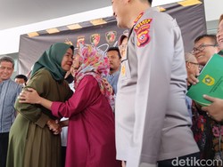Momen Dua Ortu Berpelukan Usai Bayi Tertukar di Bogor Diserahkan