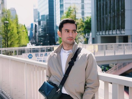 7 Potret Omar Daniel Pemeran Gus Birru di Film Hati Suhita, Tontonan Populer di Netflix
